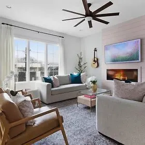 The Jolene - 10 Beds And Cozy Rooftop W Fire Pit Holiday home