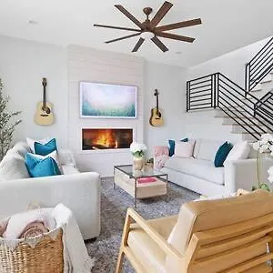 The Jolene - 10 Beds And Cozy Rooftop W Fire Pit Holiday home
